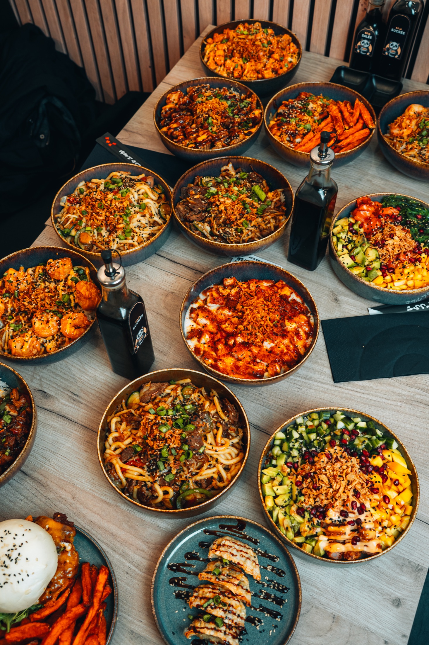 Spread de plats Louki Sushi